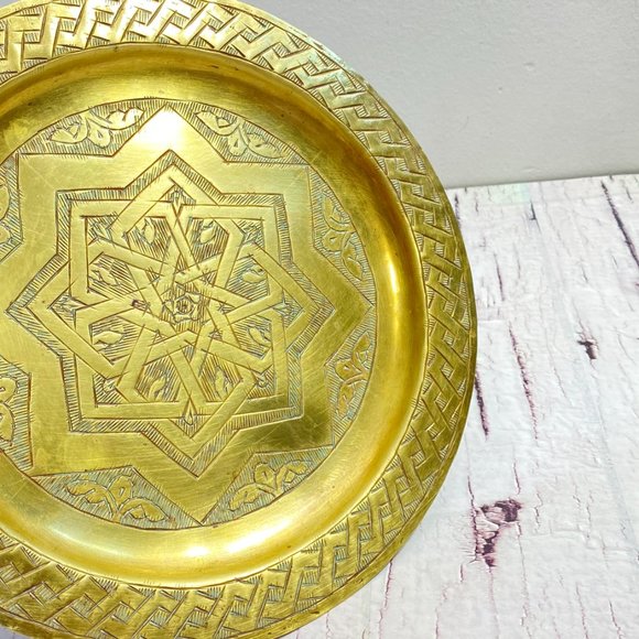 Vintage Islamic Brass Tray, Plate with handmade engraved ornaments the middle - Picture 9 of 10